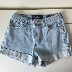 Hollister High-Rise Boyfriend Short Size 3 (26w)